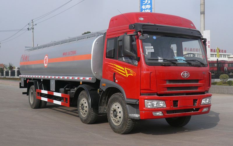 解放小三軸運油車 