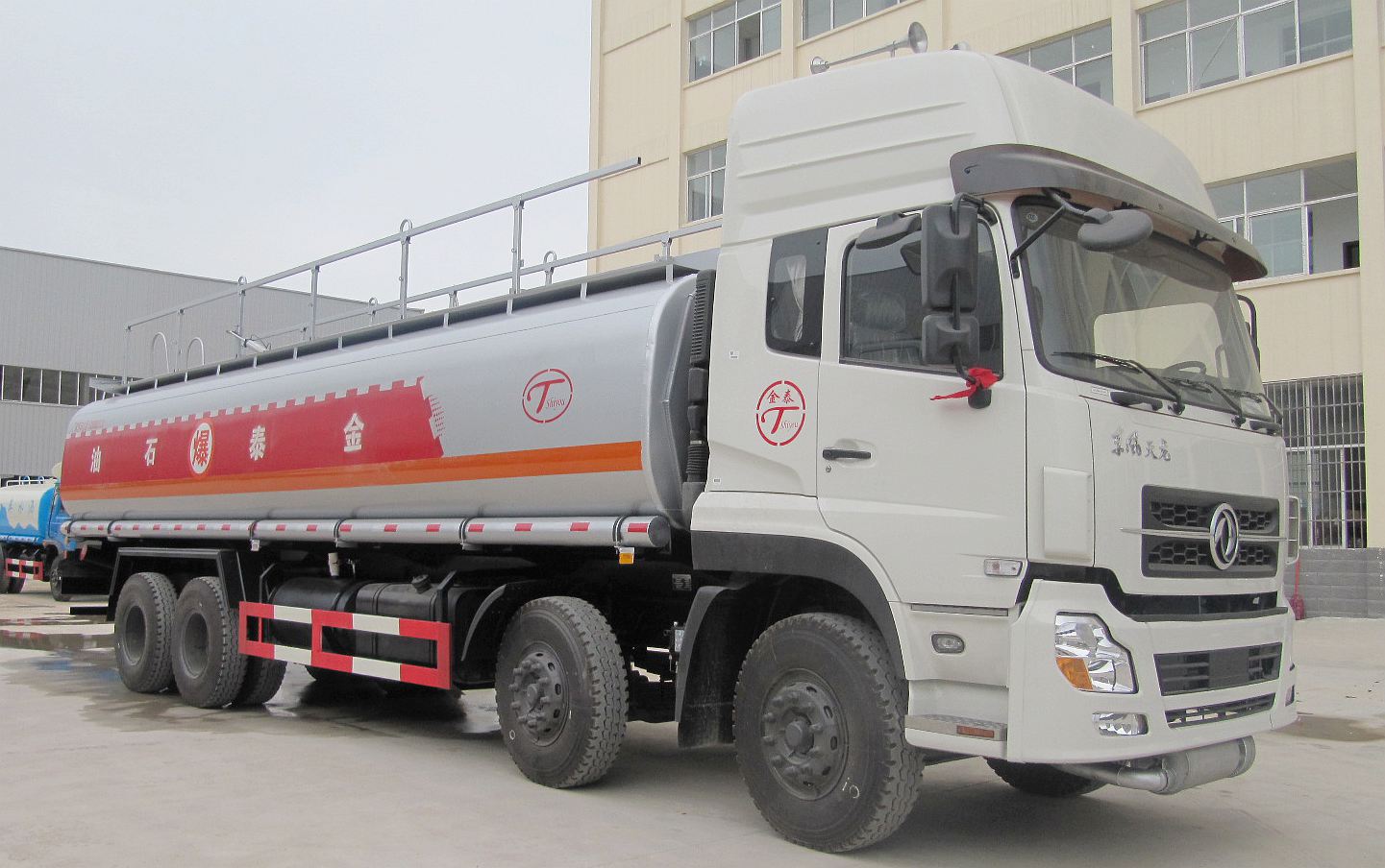 東風天龍前四后八運油車 